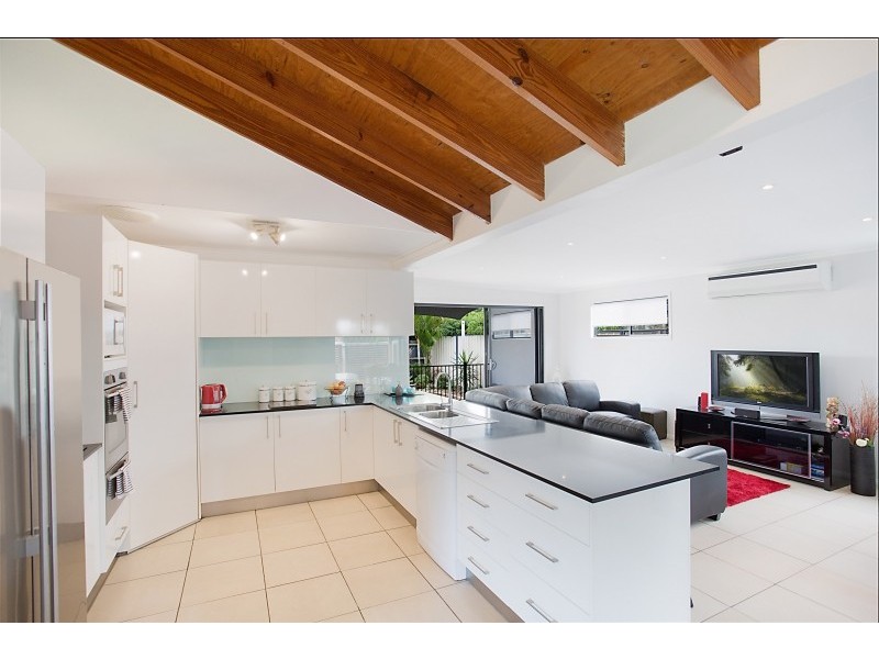 20 Bowline Rd, Mermaid Waters QLD 4218