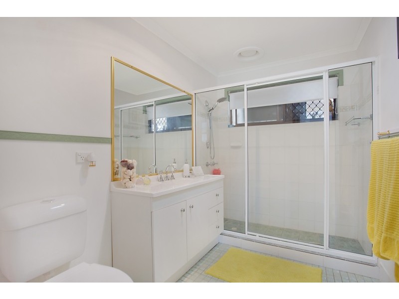 20 Bowline Rd, Mermaid Waters QLD 4218