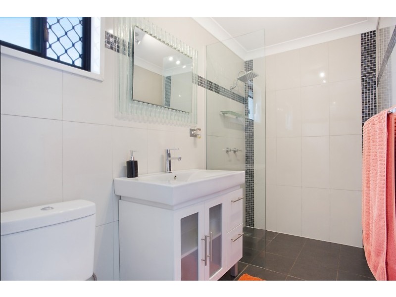 20 Bowline Rd, Mermaid Waters QLD 4218