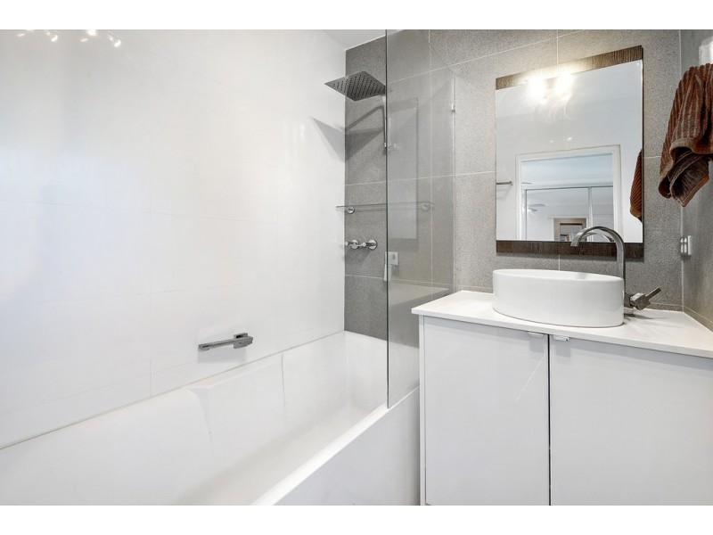 10/42 Britannia Avenue, Broadbeach QLD 4218