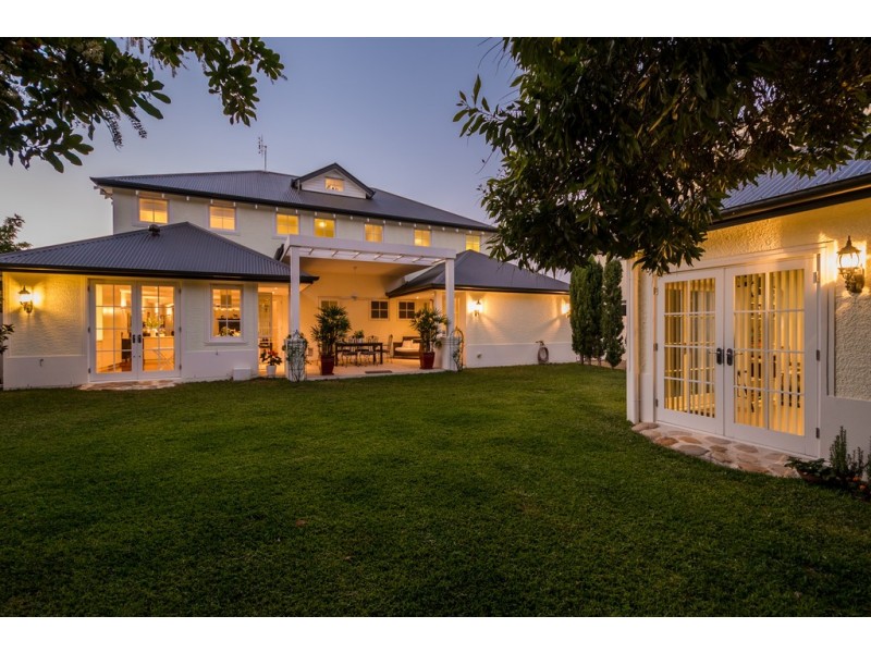 10 Wildash Street, Southport QLD 4215