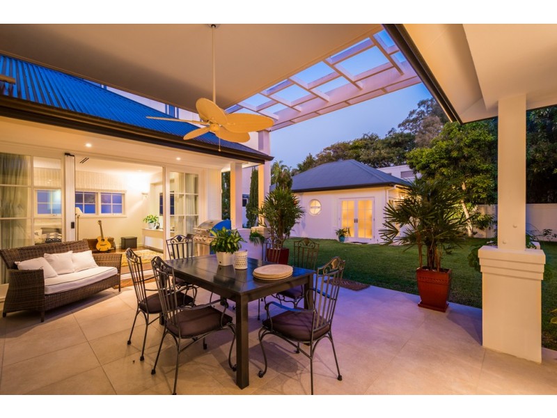 10 Wildash Street, Southport QLD 4215