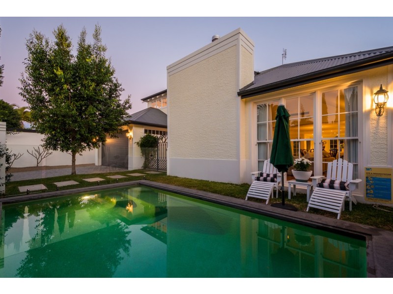 10 Wildash Street, Southport QLD 4215