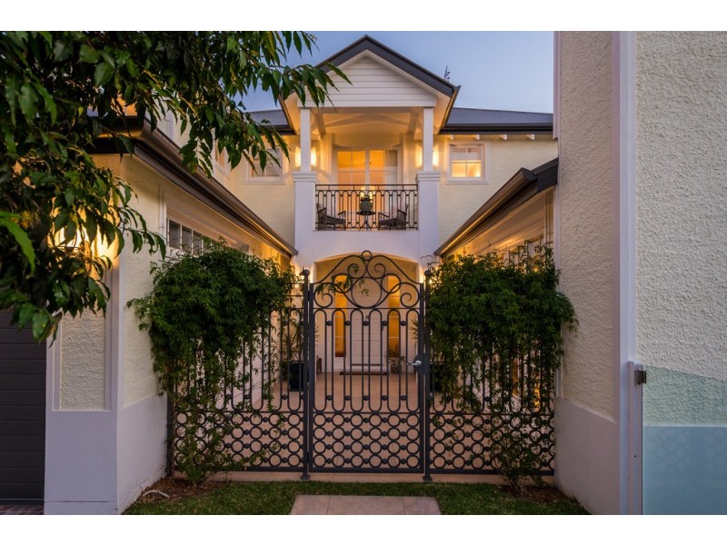 10 Wildash Street, Southport QLD 4215