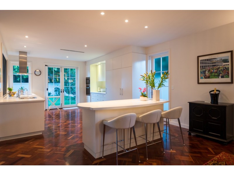 10 Wildash Street, Southport QLD 4215