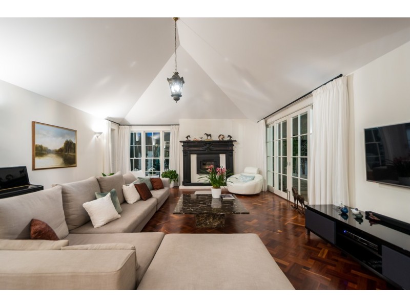 10 Wildash Street, Southport QLD 4215