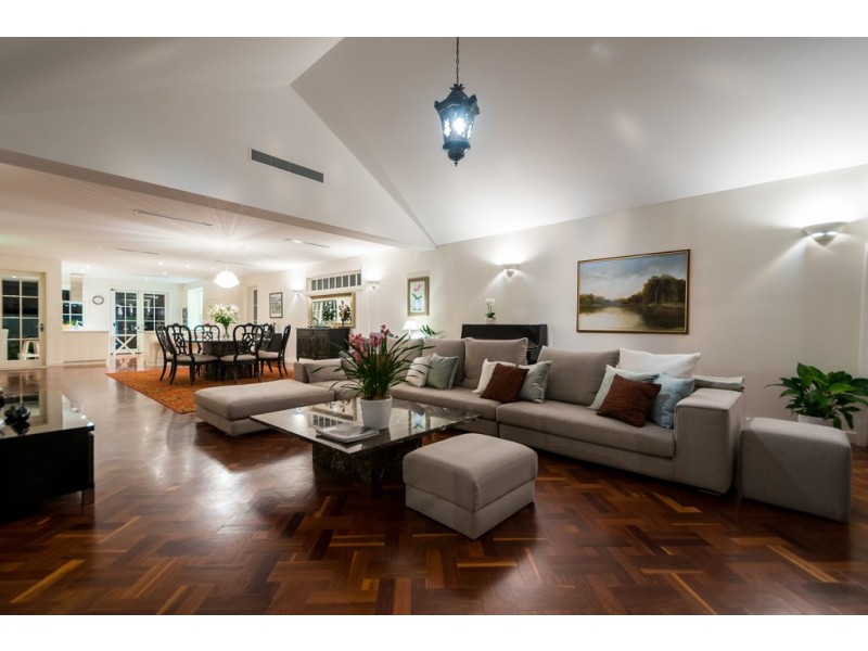 10 Wildash Street, Southport QLD 4215