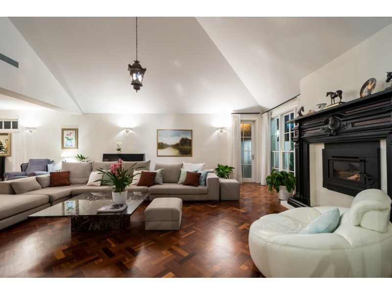 10 Wildash Street, Southport QLD 4215