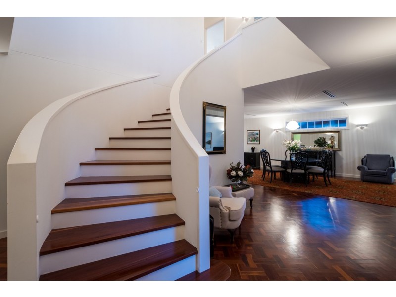 10 Wildash Street, Southport QLD 4215