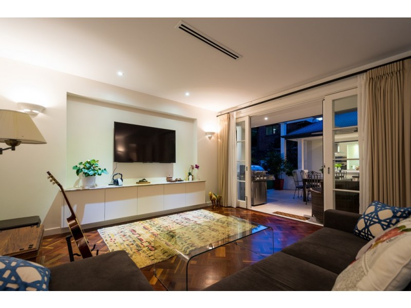 10 Wildash Street, Southport QLD 4215