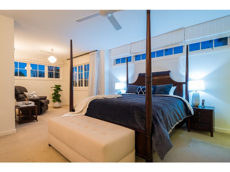 10 Wildash Street, Southport QLD 4215