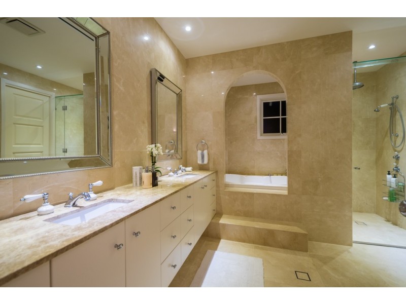 10 Wildash Street, Southport QLD 4215