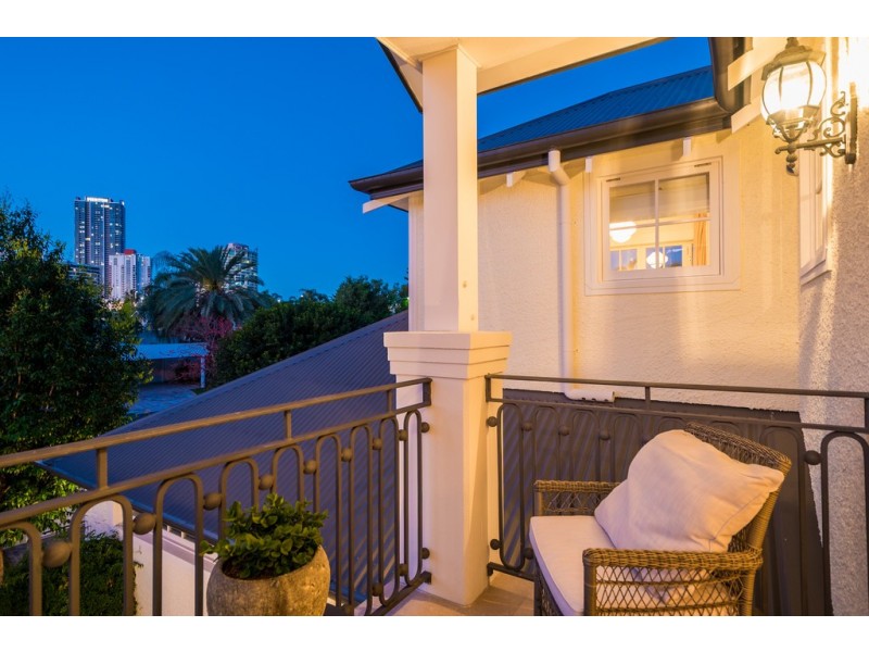 10 Wildash Street, Southport QLD 4215