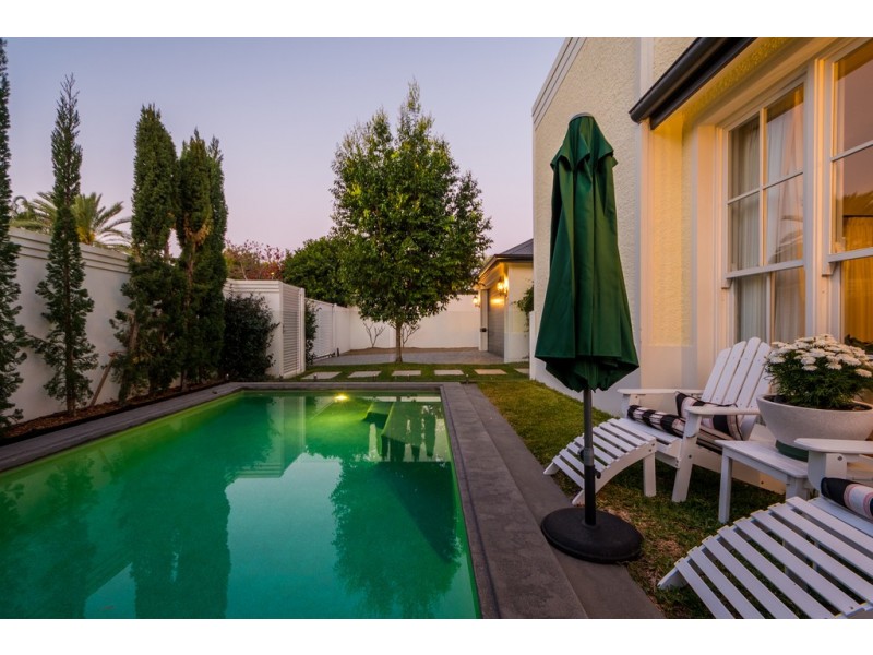 10 Wildash Street, Southport QLD 4215