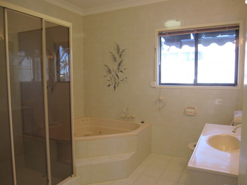 67 T E Peters Drive, Broadbeach Waters QLD 4218