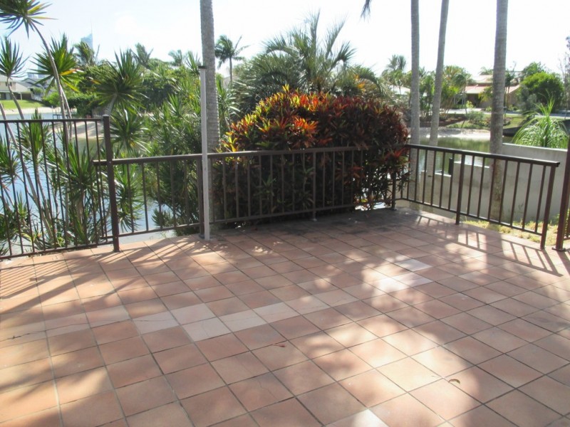 67 T E Peters Drive, Broadbeach Waters QLD 4218