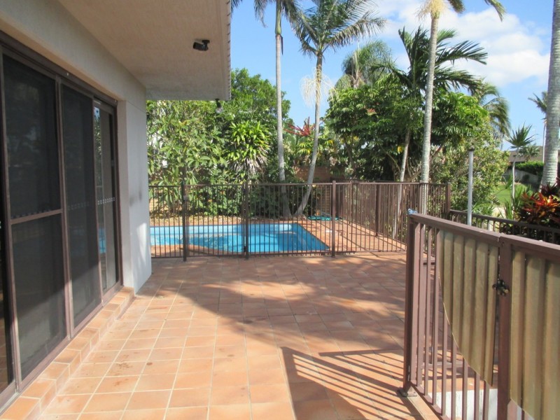 67 T E Peters Drive, Broadbeach Waters QLD 4218