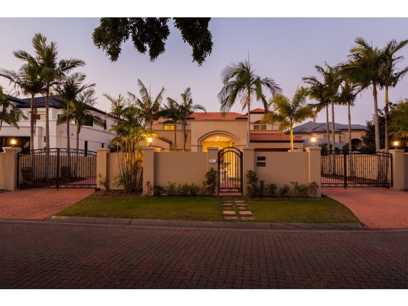 2 Trimaran Place, Clear Island Waters QLD 4226