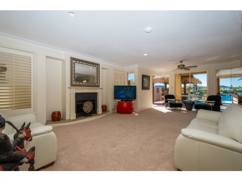 2 Trimaran Place, Clear Island Waters QLD 4226
