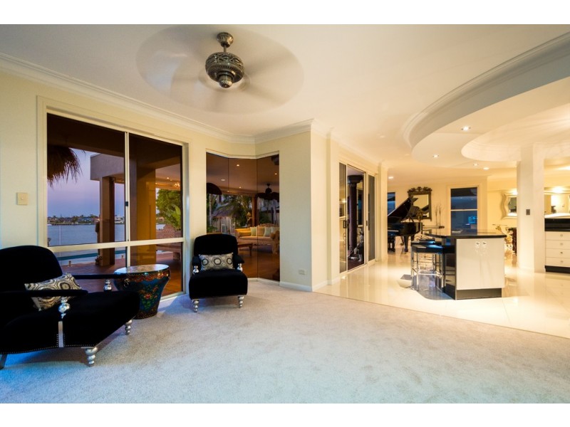 2 Trimaran Place, Clear Island Waters QLD 4226