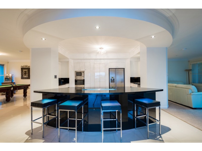 2 Trimaran Place, Clear Island Waters QLD 4226