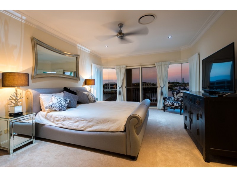 2 Trimaran Place, Clear Island Waters QLD 4226
