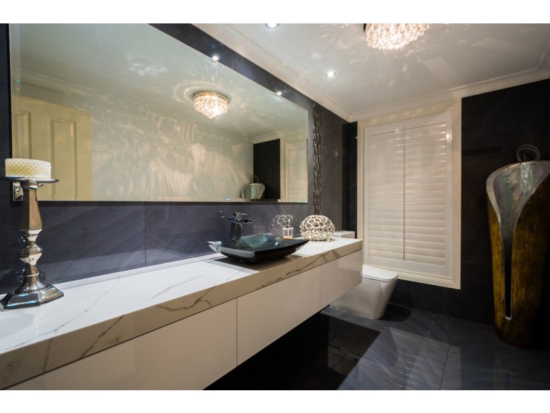 2 Trimaran Place, Clear Island Waters QLD 4226