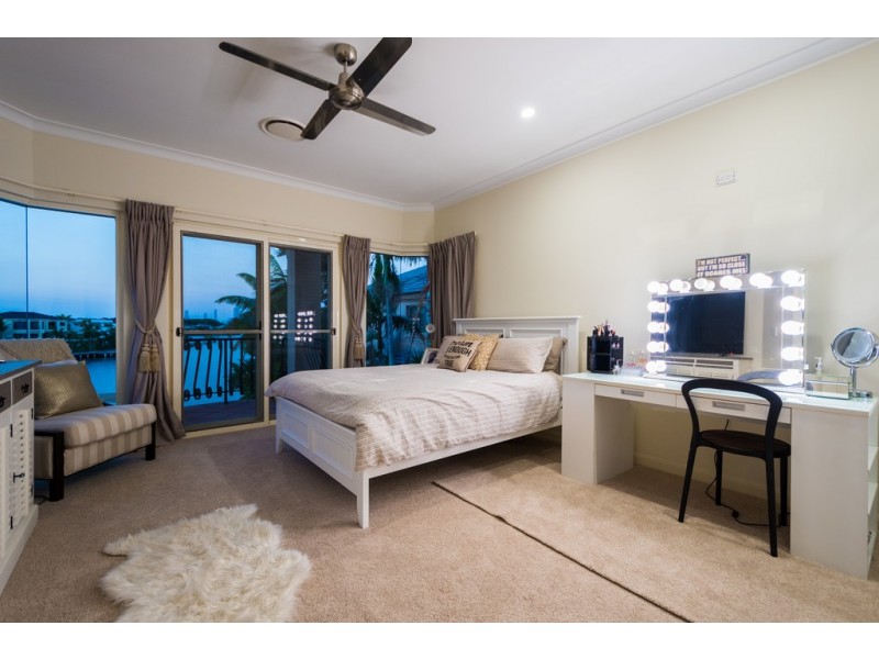 2 Trimaran Place, Clear Island Waters QLD 4226