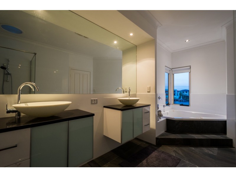 2 Trimaran Place, Clear Island Waters QLD 4226