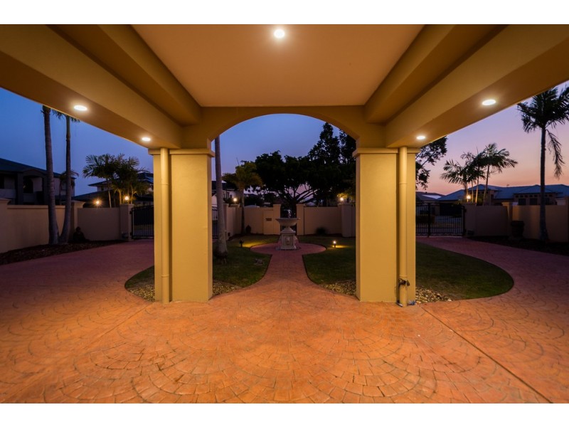 2 Trimaran Place, Clear Island Waters QLD 4226