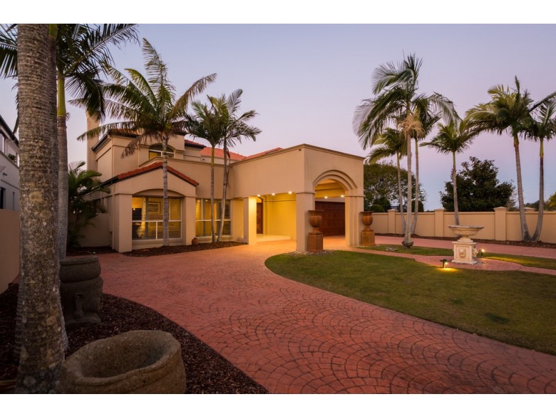 2 Trimaran Place, Clear Island Waters QLD 4226