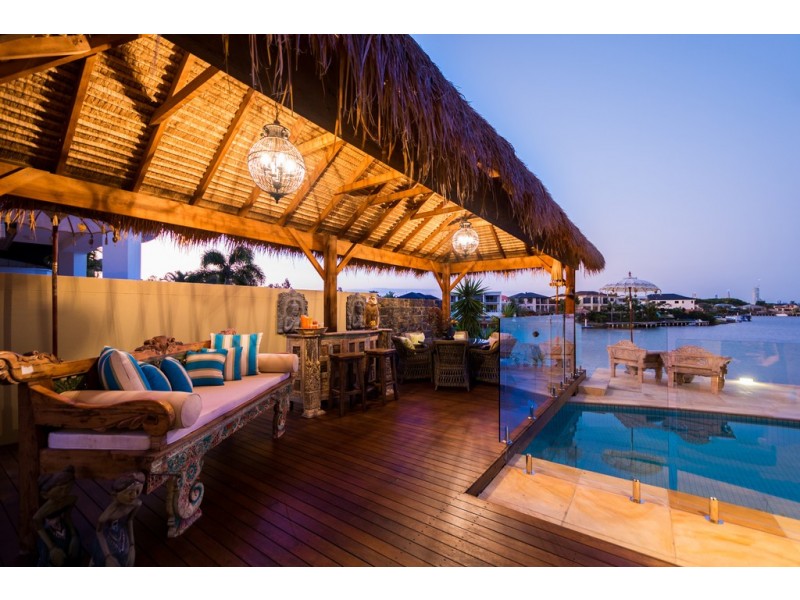 2 Trimaran Place, Clear Island Waters QLD 4226
