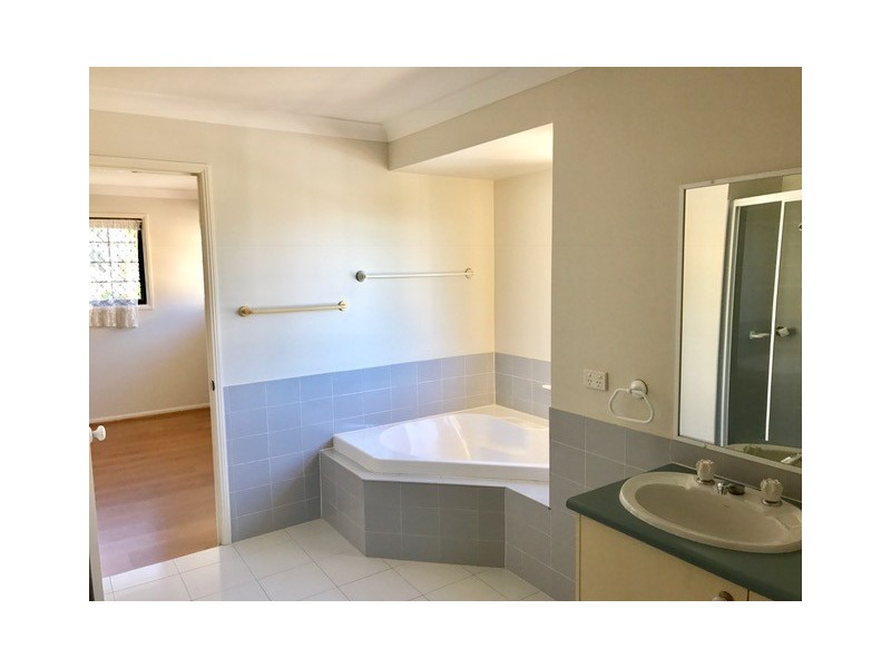 5 Antigua Way, Clear Island Waters QLD 4226