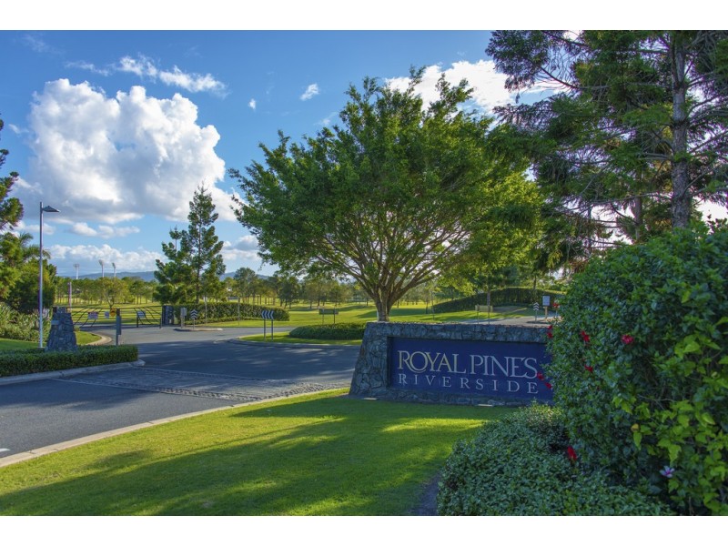 3026 The Boulevarde, Benowa QLD 4217