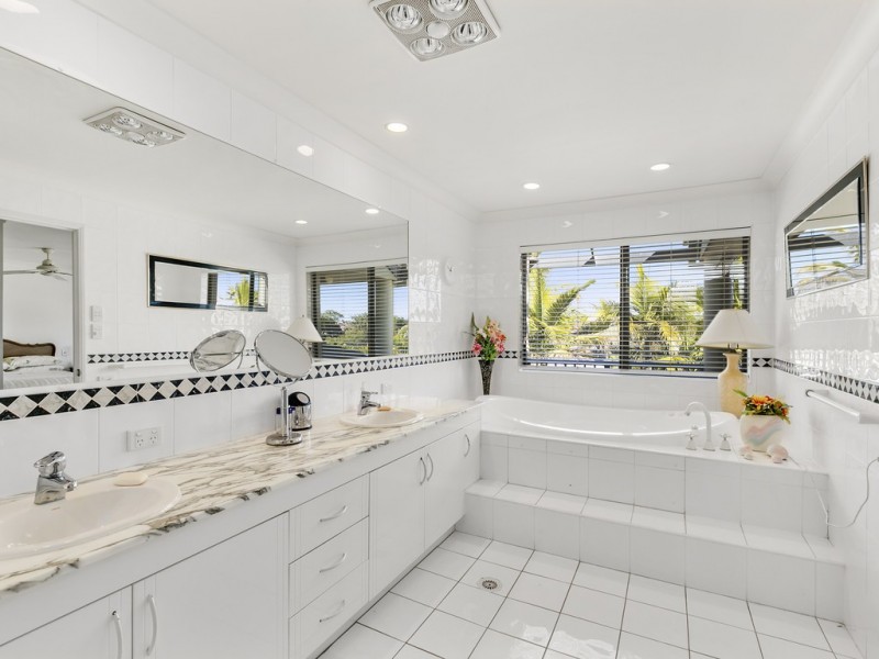 Villa 3 “Bradford West” Rhode Island 125 Santa Cruz Blvd, Clear Island Waters QLD 4226