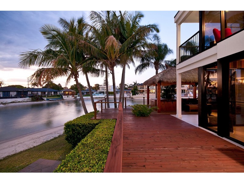 138 Amalfi Drive, Isle Of Capri QLD 4217