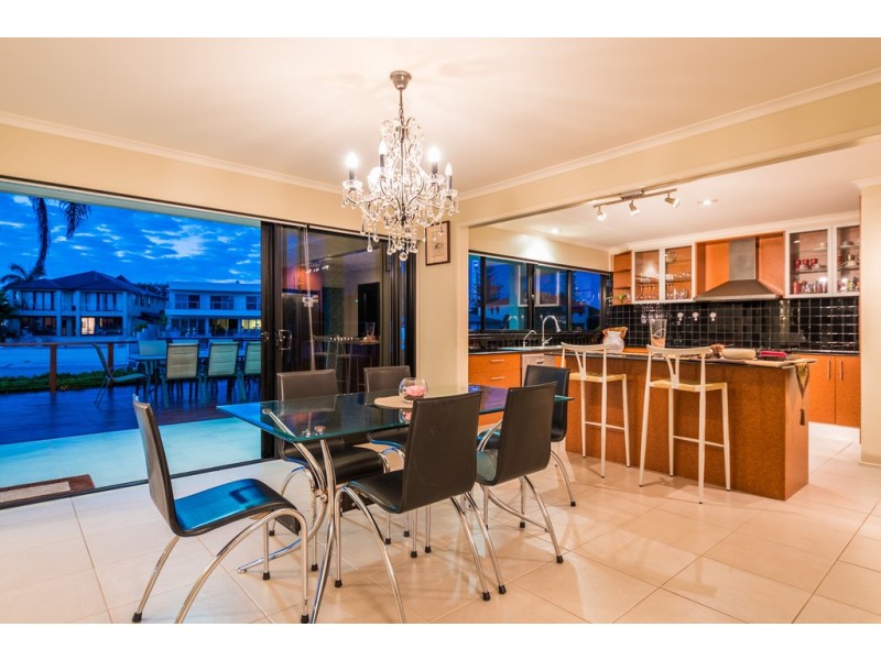 138 Amalfi Drive, Isle Of Capri QLD 4217