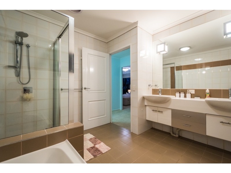 138 Amalfi Drive, Isle Of Capri QLD 4217