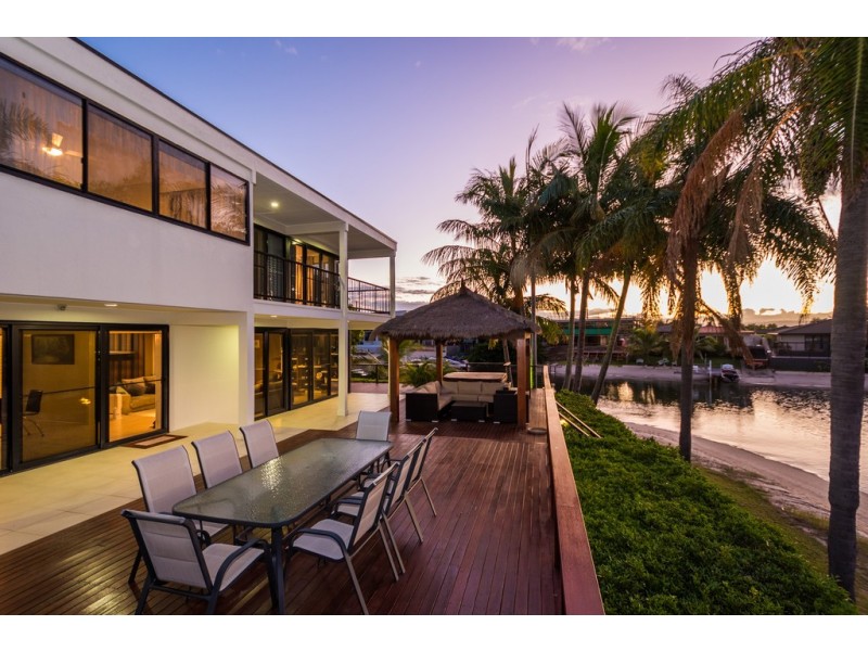 138 Amalfi Drive, Isle Of Capri QLD 4217