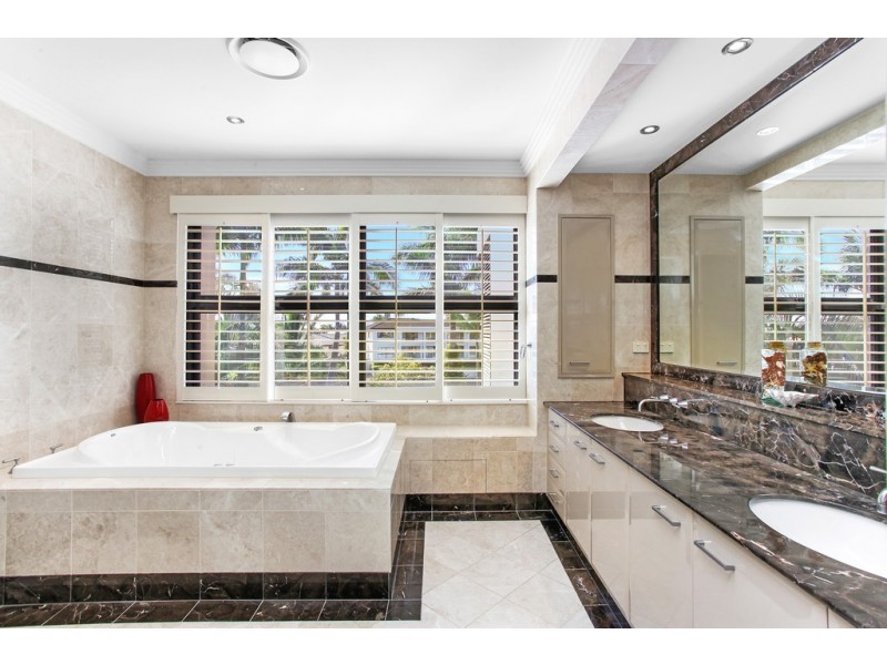 1 Rowes Court, Sorrento QLD 4217