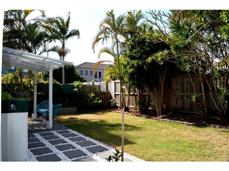 2/53 Albion Avenue, Miami QLD 4220