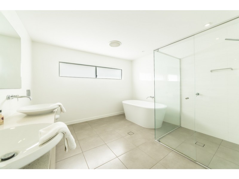 37 Martinique Way, Clear Island Waters QLD 4226