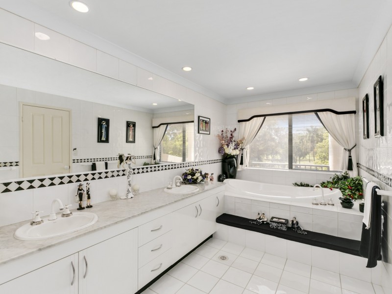 Villa 3 “Bradford” Rhode Island 125 Santa Cruz Blvd, Clear Island Waters QLD 4226