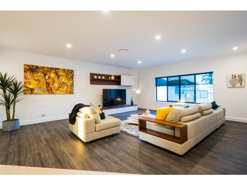 30 Edinburgh Road, Benowa Waters QLD 4217