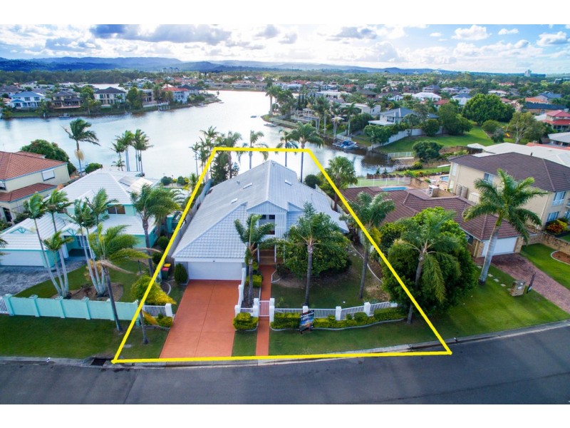 27 Martinique Way, Clear Island Waters QLD 4226