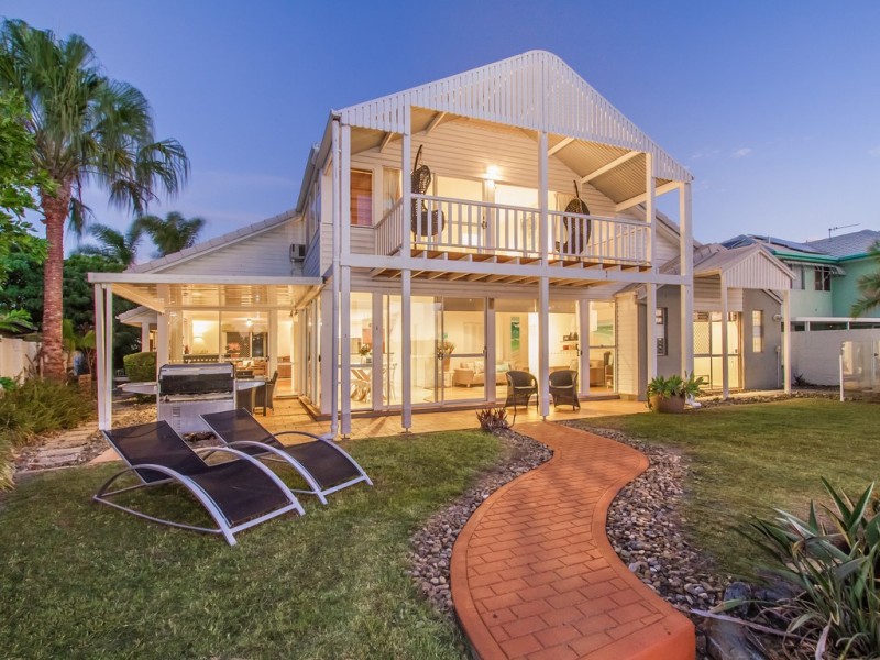 27 Martinique Way, Clear Island Waters QLD 4226