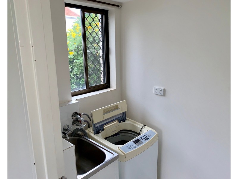 2/206 Surf Parade, Broadbeach QLD 4218