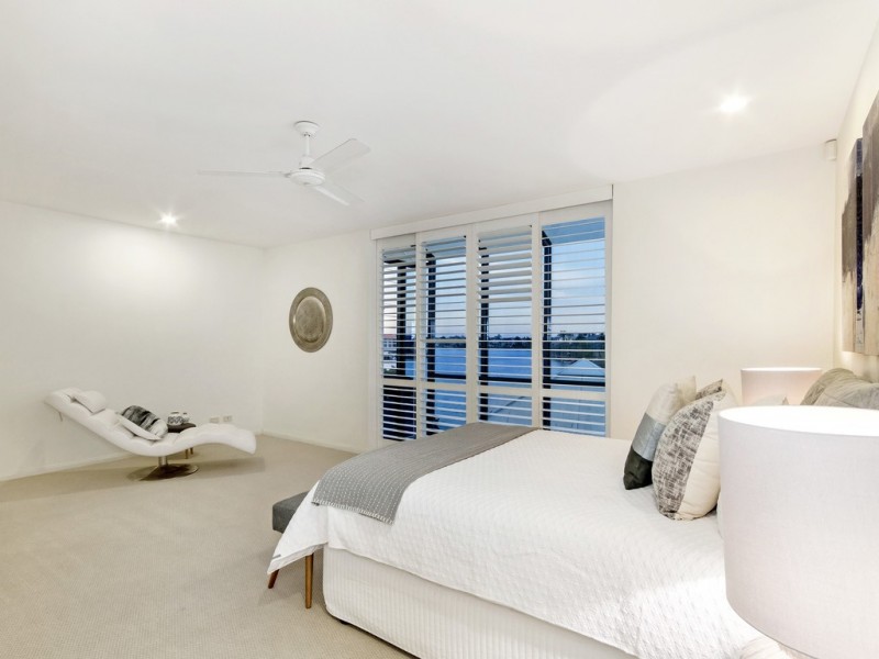 28 Bollard Circuit, Clear Island Waters QLD 4226