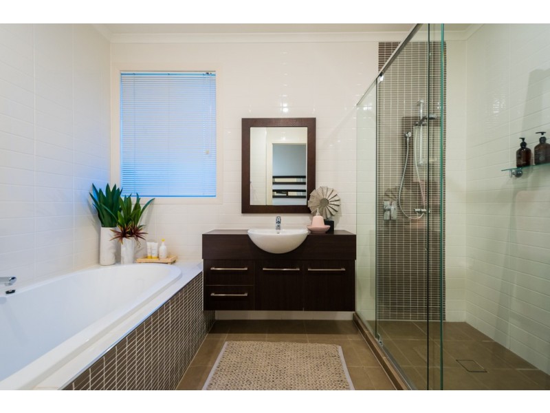 146 Sir Bruce Small Boulevard, Benowa Waters QLD 4217