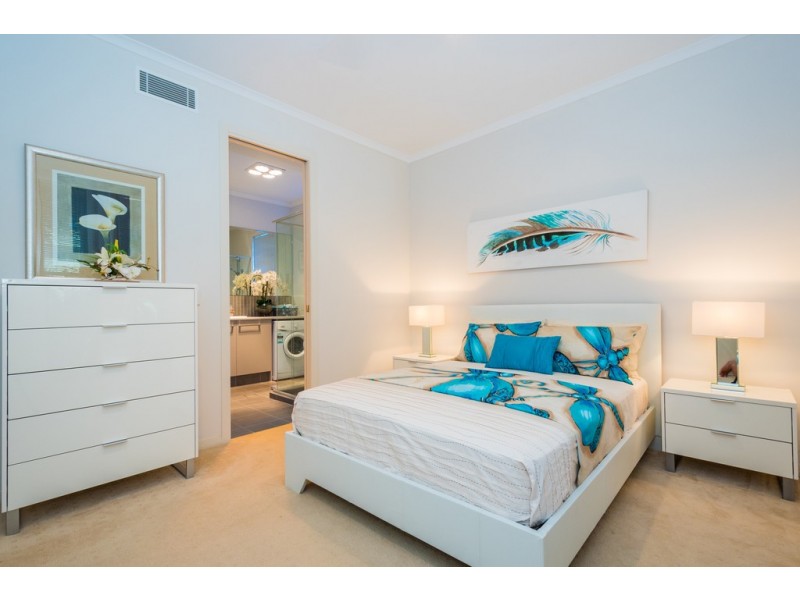 146 Sir Bruce Small Boulevard, Benowa Waters QLD 4217